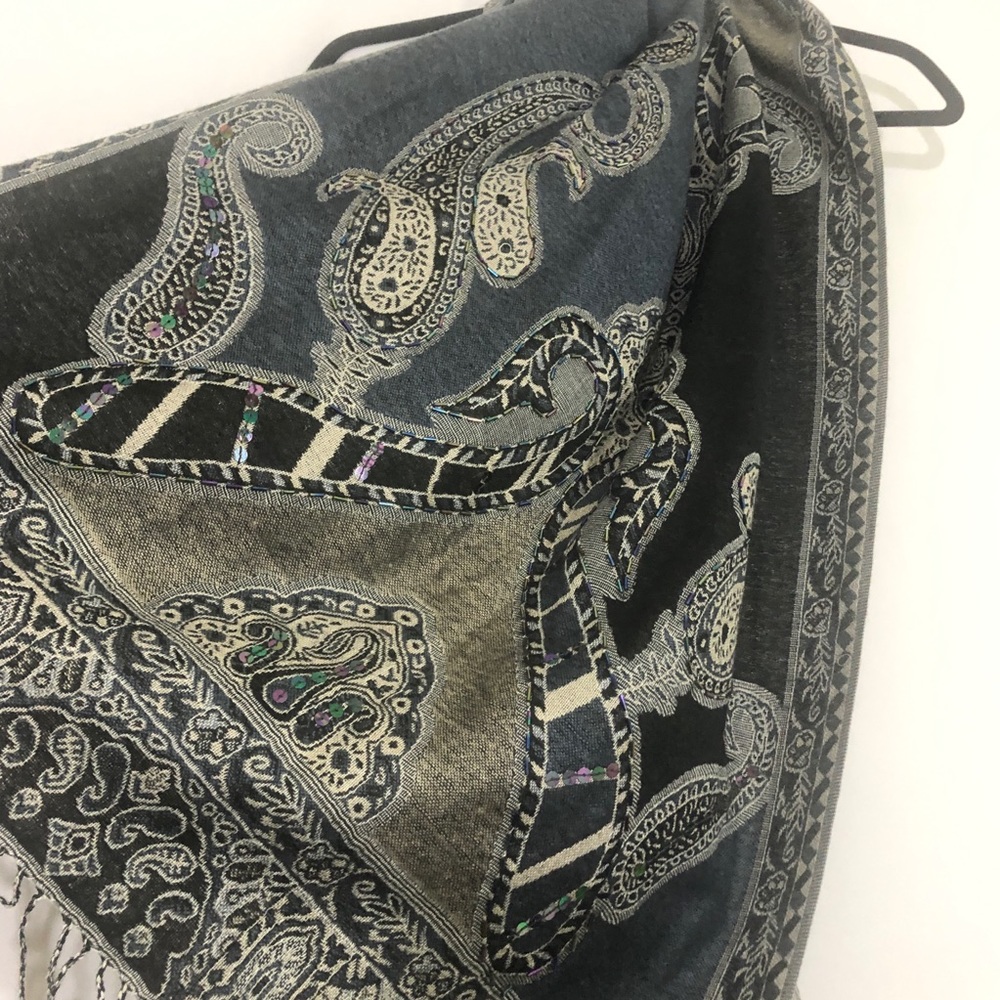 🎉Last Chance🎉 Scarf with beaded details